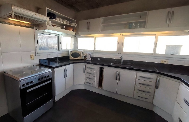 Hermosa casa en venta y alquiler,  5 dormitorios, 2 en suite, piscina y parrillero a 150 mts del mar