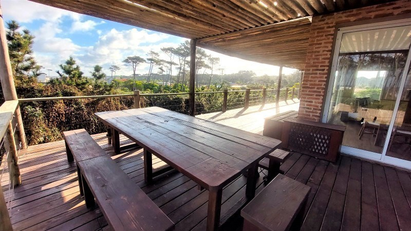 Hermosa casa en venta y alquiler,  5 dormitorios, 2 en suite, piscina y parrillero a 150 mts del mar