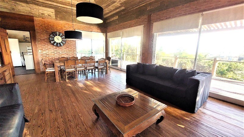 Hermosa casa en venta y alquiler,  5 dormitorios, 2 en suite, piscina y parrillero a 150 mts del mar