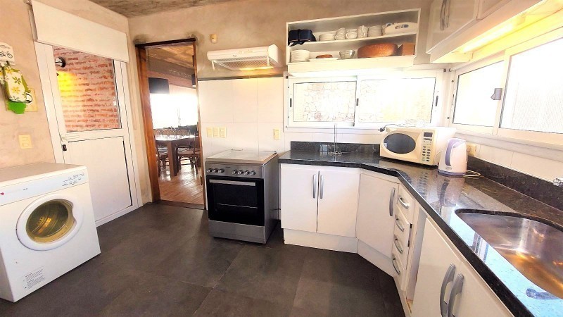 Hermosa casa en venta y alquiler,  5 dormitorios, 2 en suite, piscina y parrillero a 150 mts del mar