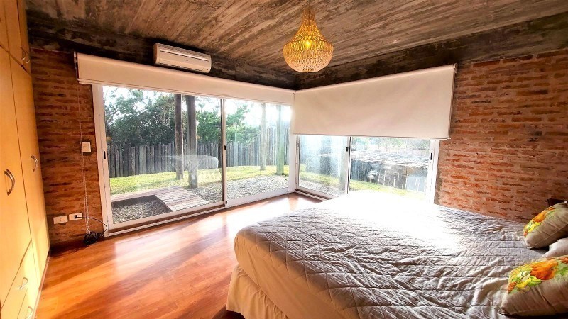 Hermosa casa en venta y alquiler,  5 dormitorios, 2 en suite, piscina y parrillero a 150 mts del mar
