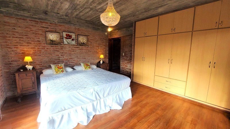Hermosa casa en venta y alquiler,  5 dormitorios, 2 en suite, piscina y parrillero a 150 mts del mar