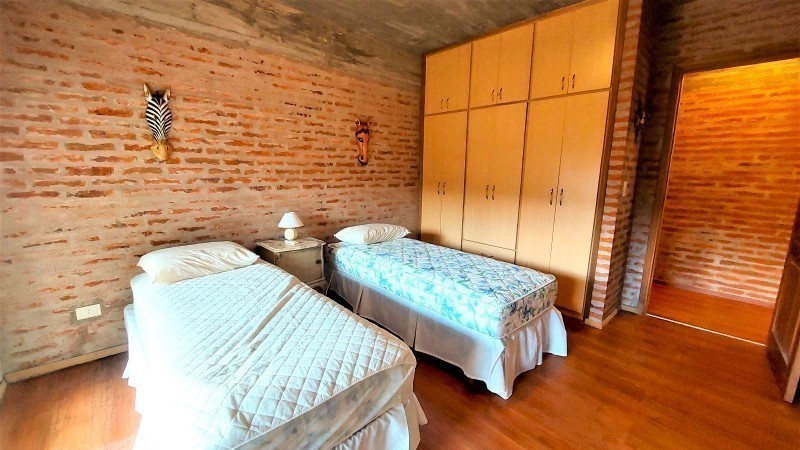 Hermosa casa en venta y alquiler,  5 dormitorios, 2 en suite, piscina y parrillero a 150 mts del mar