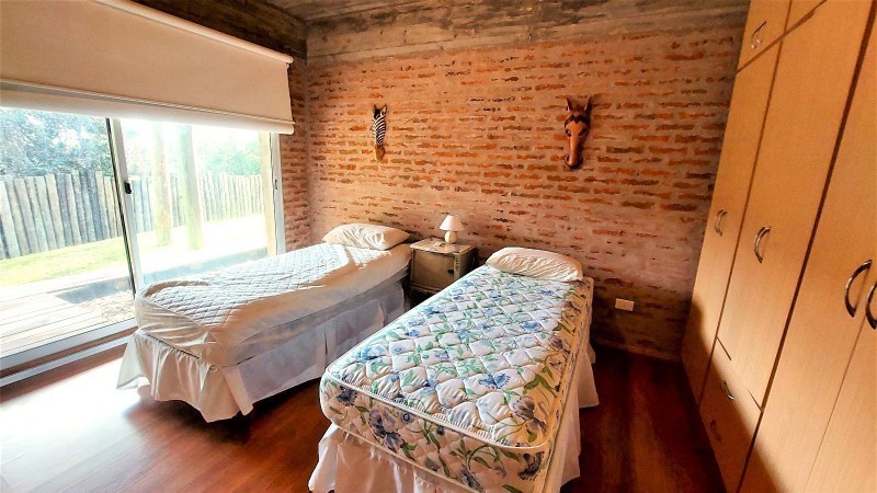 Hermosa casa en venta y alquiler,  5 dormitorios, 2 en suite, piscina y parrillero a 150 mts del mar