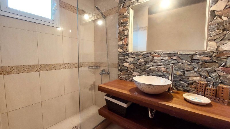 Hermosa casa en venta y alquiler,  5 dormitorios, 2 en suite, piscina y parrillero a 150 mts del mar