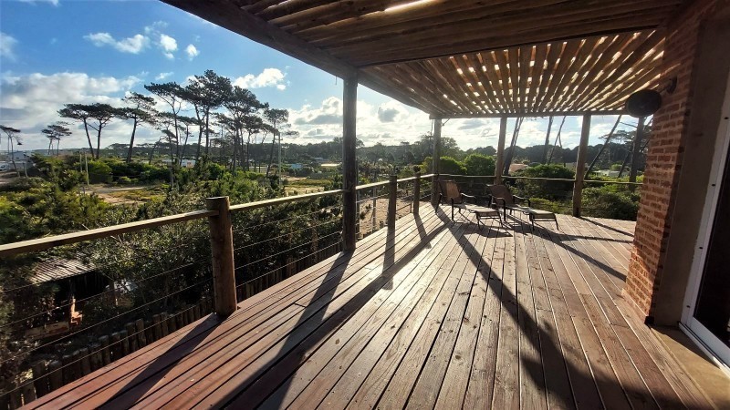 Hermosa casa en venta y alquiler,  5 dormitorios, 2 en suite, piscina y parrillero a 150 mts del mar