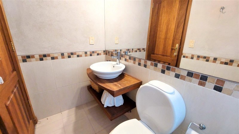 Hermosa casa en venta y alquiler,  5 dormitorios, 2 en suite, piscina y parrillero a 150 mts del mar