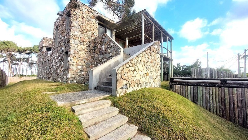 Hermosa casa en venta y alquiler,  5 dormitorios, 2 en suite, piscina y parrillero a 150 mts del mar