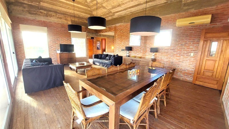 Hermosa casa en venta y alquiler,  5 dormitorios, 2 en suite, piscina y parrillero a 150 mts del mar