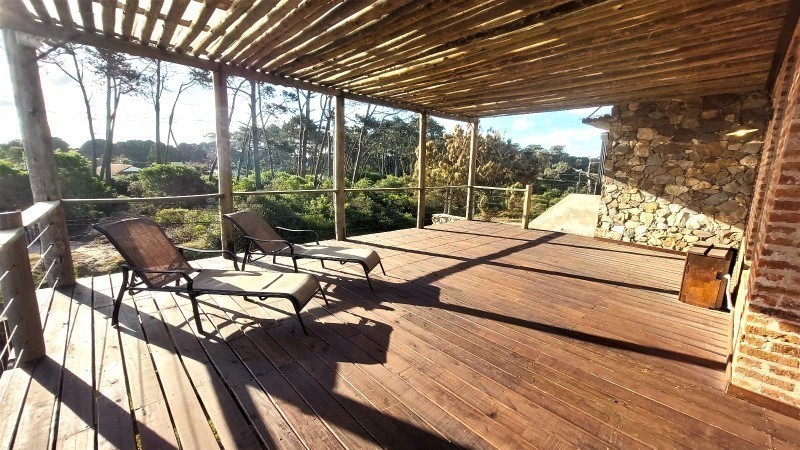 Hermosa casa en venta y alquiler,  5 dormitorios, 2 en suite, piscina y parrillero a 150 mts del mar