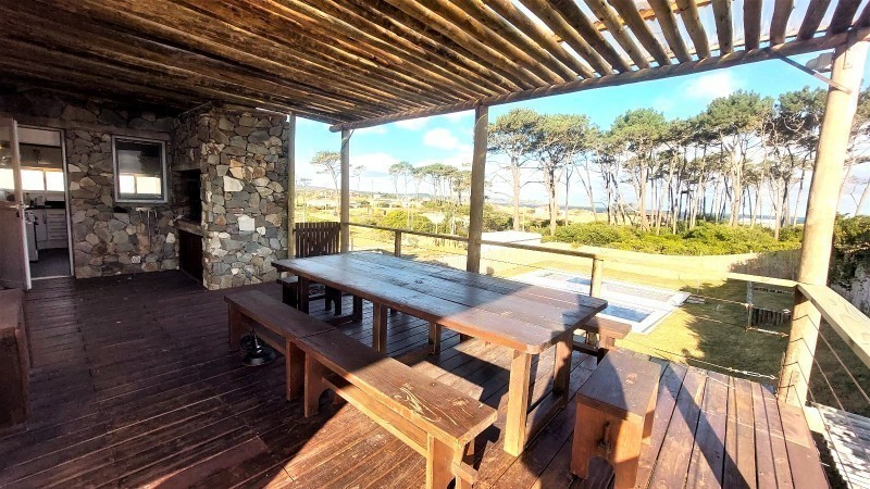 Hermosa casa en venta y alquiler,  5 dormitorios, 2 en suite, piscina y parrillero a 150 mts del mar
