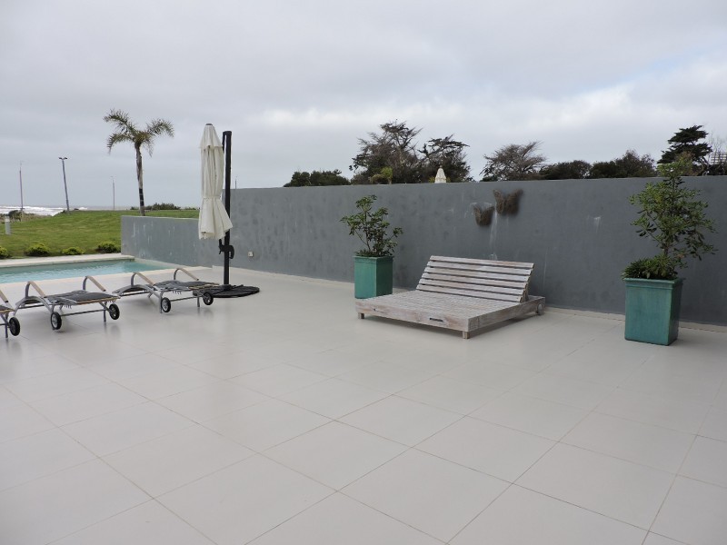 Lindisimo departamento de planta jardin con piscina propia