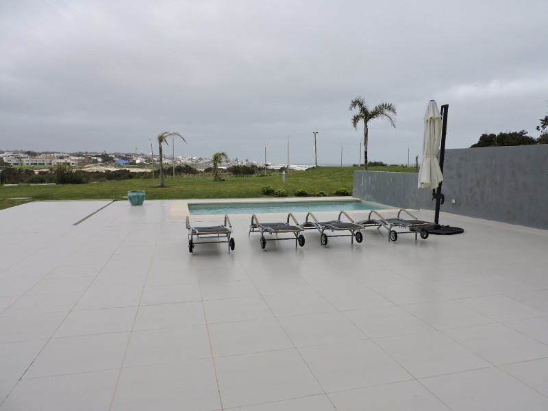 Lindisimo departamento de planta jardin con piscina propia