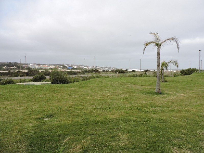 Lindisimo departamento de planta jardin con piscina propia