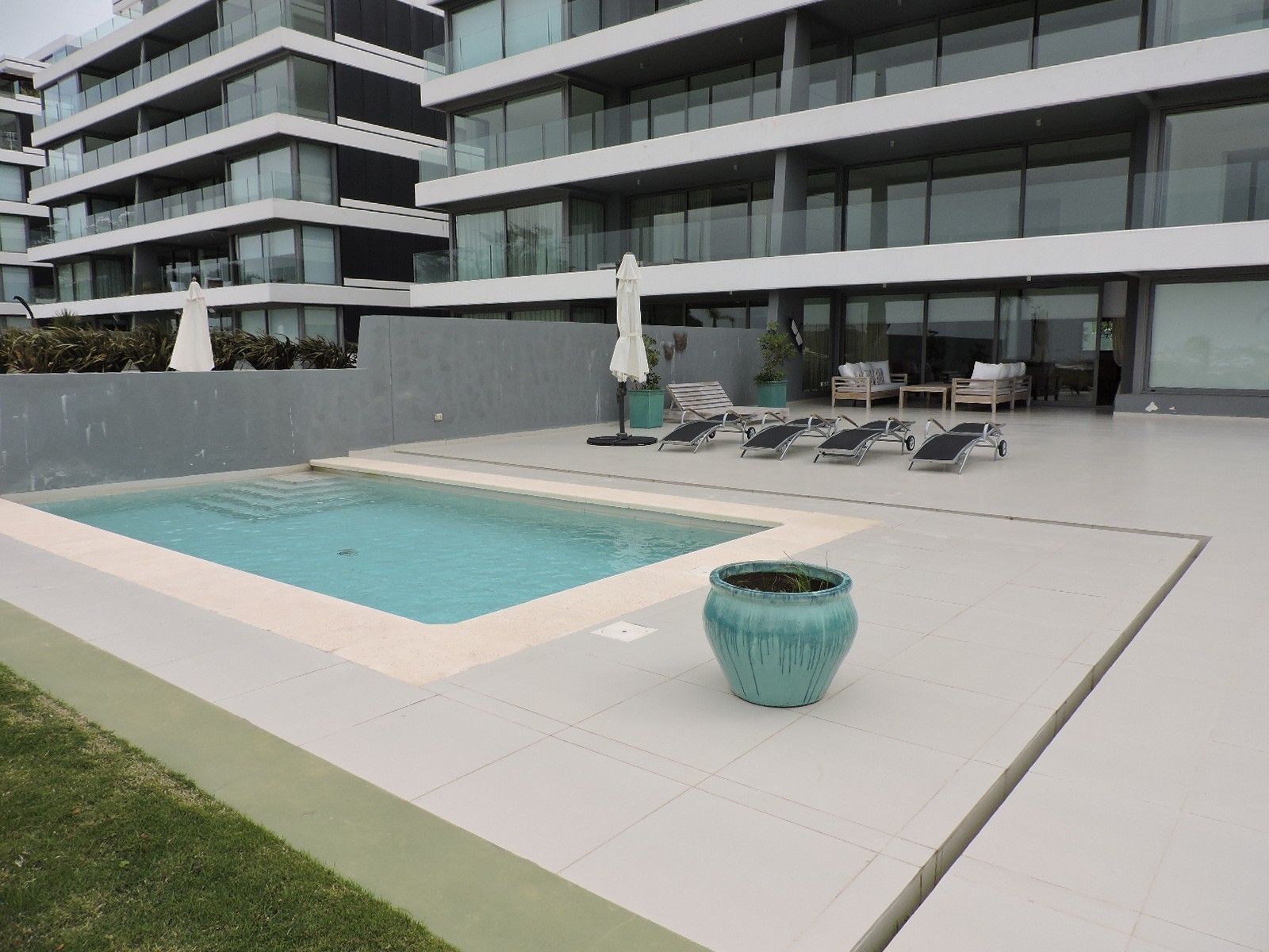 Lindisimo departamento de planta jardin con piscina propia
