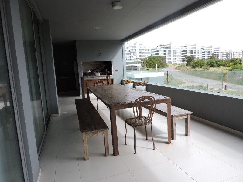Lindisimo departamento de planta jardin con piscina propia