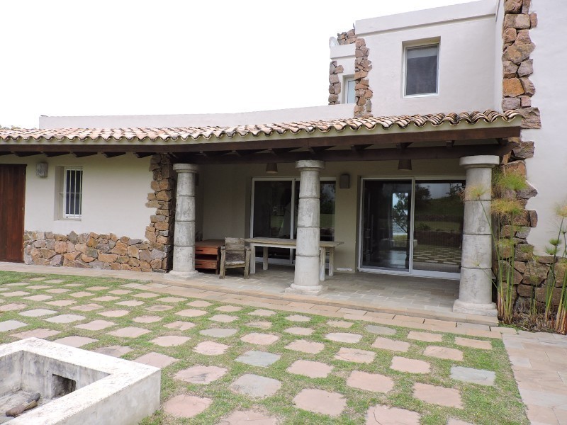 solida casa en El Chorro con vistas al mar