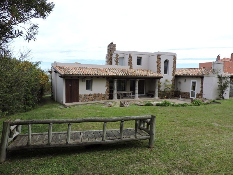 solida casa en El Chorro con vistas al mar