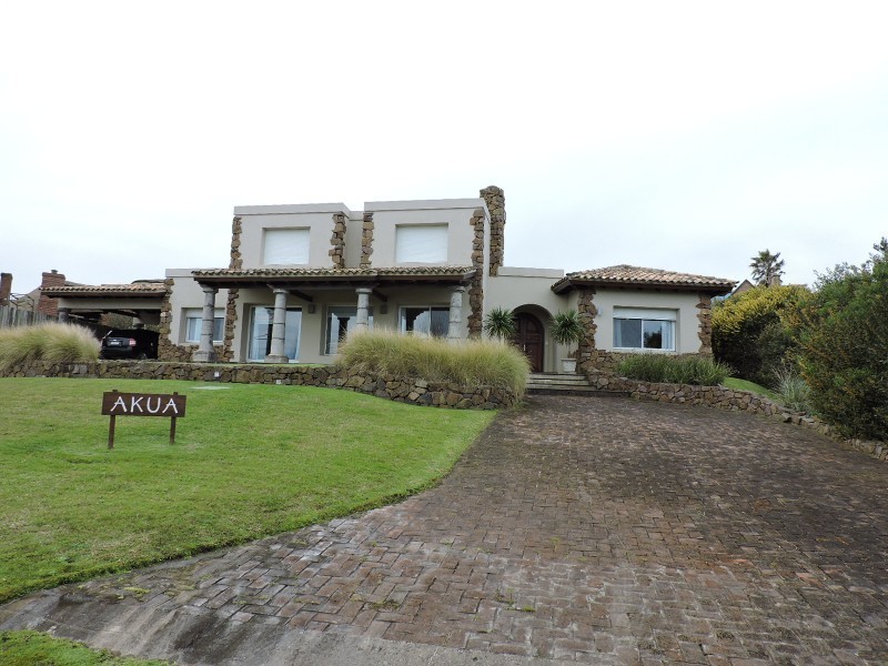 solida casa en El Chorro con vistas al mar