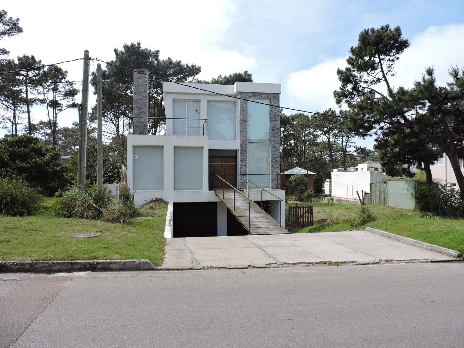Moderna casa con piscina en Montoya 