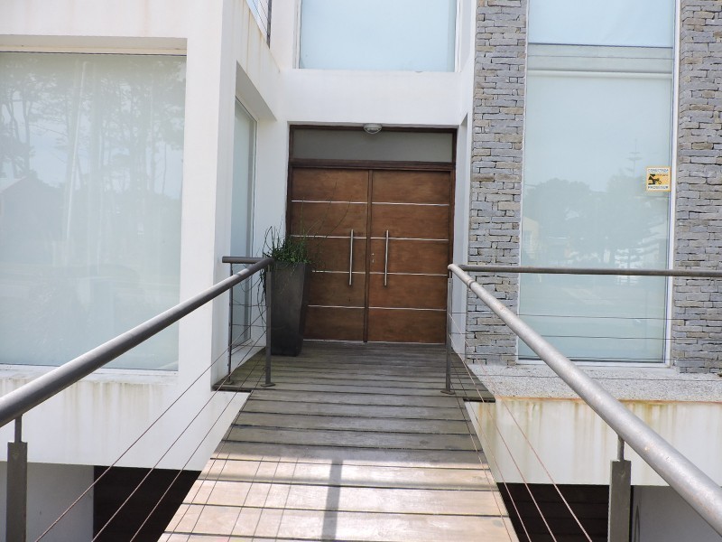 Moderna casa con piscina en Montoya 