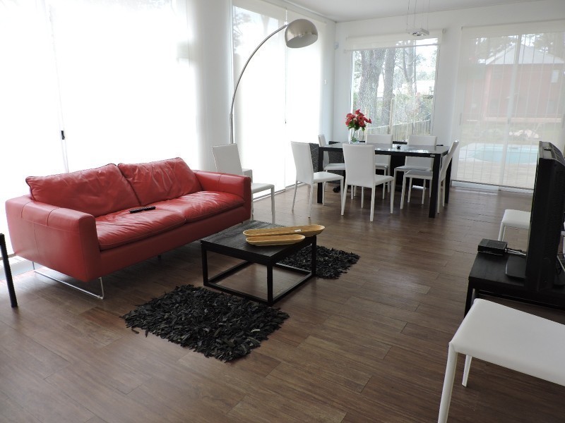 Moderna casa con piscina en Montoya 