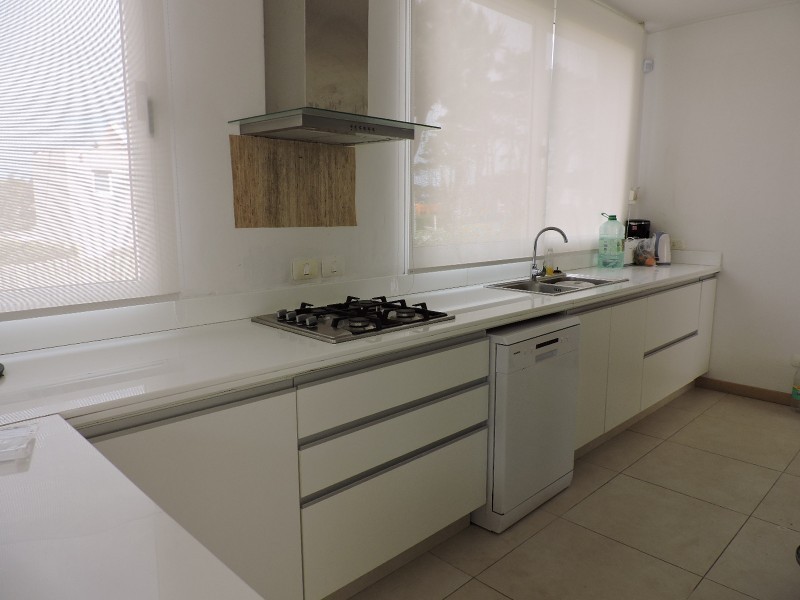 Moderna casa con piscina en Montoya 