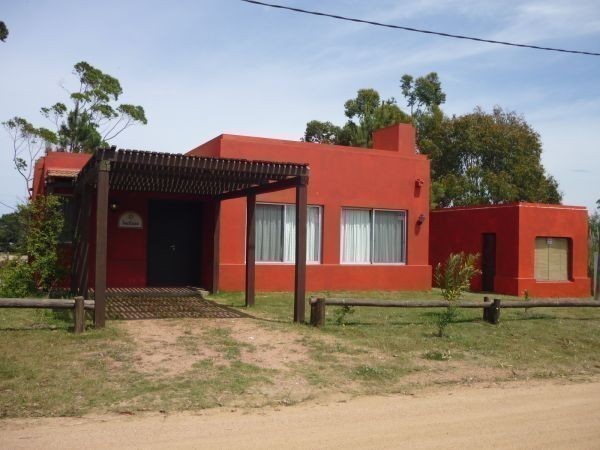 Cómoda casa alquiler y venta en La Barra con amplio jardín y pileta.