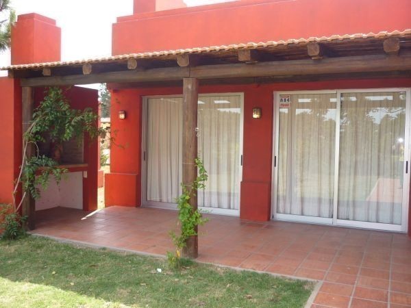 Cómoda casa alquiler y venta en La Barra con amplio jardín y pileta.