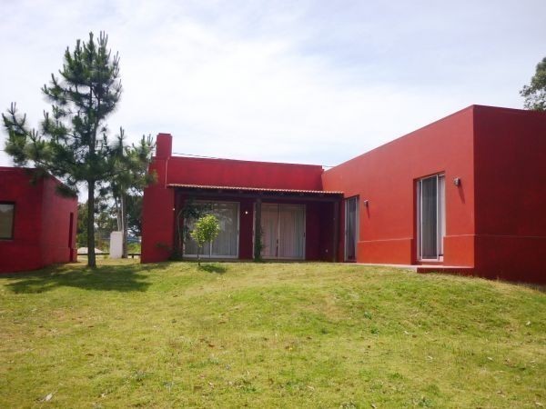 Cómoda casa alquiler y venta en La Barra con amplio jardín y pileta.