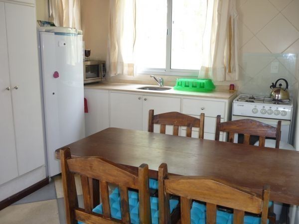 Cómoda casa alquiler y venta en La Barra con amplio jardín y pileta.