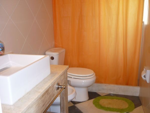 Cómoda casa alquiler y venta en La Barra con amplio jardín y pileta.