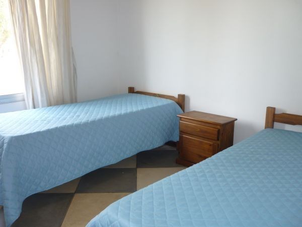 Cómoda casa alquiler y venta en La Barra con amplio jardín y pileta.