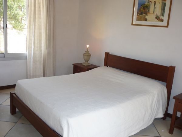 Cómoda casa alquiler y venta en La Barra con amplio jardín y pileta.
