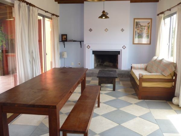 Cómoda casa alquiler y venta en La Barra con amplio jardín y pileta.