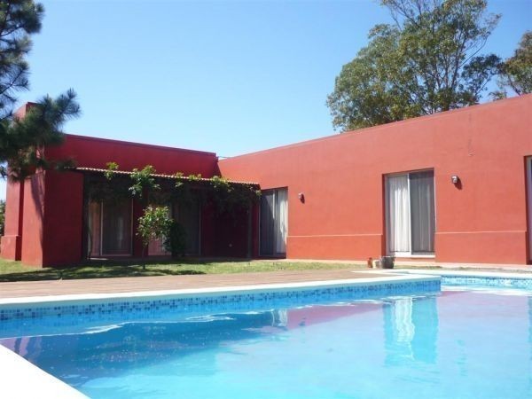 Cómoda casa alquiler y venta en La Barra con amplio jardín y pileta.