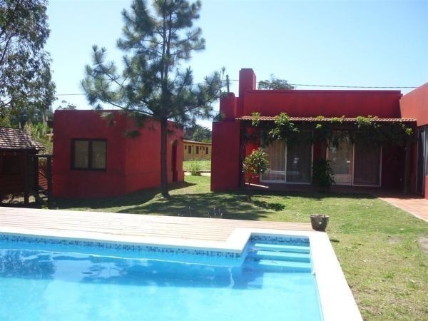 Cómoda casa alquiler y venta en La Barra con amplio jardín y pileta.