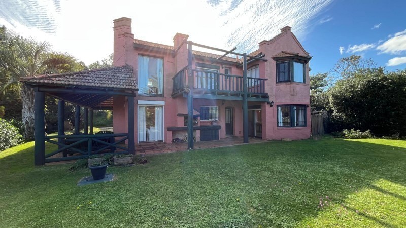 Casa de 4 dormitorios en Montoya 