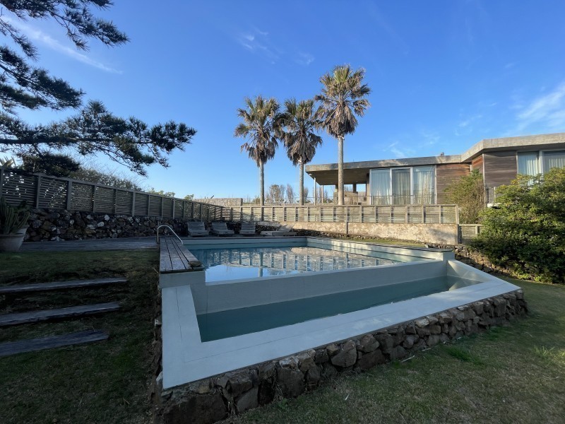 Casa con piscina en Punta de Piedras
