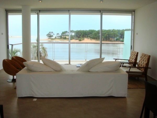 Moderno departamento en alquiler en La Barra construído sobre la playa.