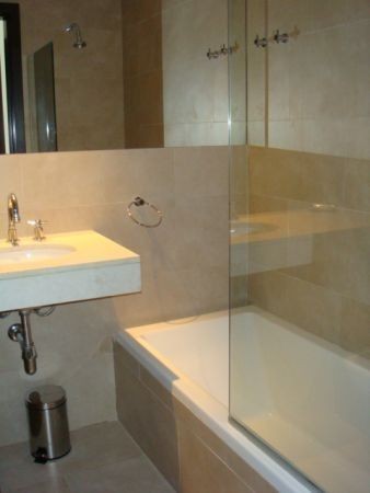 Moderno departamento en alquiler en La Barra construído sobre la playa.