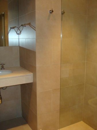 Moderno departamento en alquiler en La Barra construído sobre la playa.