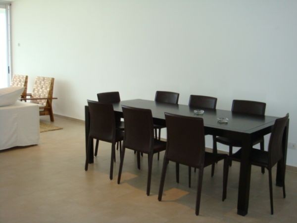 Moderno departamento en alquiler en La Barra construído sobre la playa.