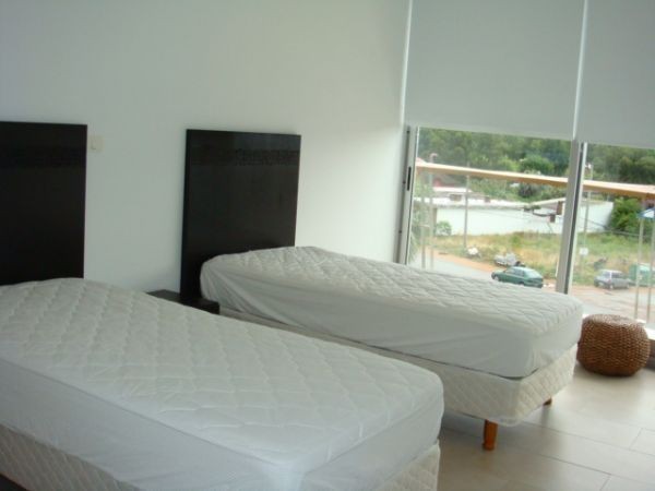 Moderno departamento en alquiler en La Barra construído sobre la playa.