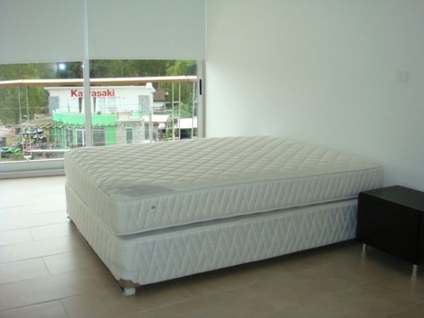 Moderno departamento en alquiler en La Barra construído sobre la playa.