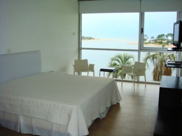 Moderno departamento en alquiler en La Barra construído sobre la playa.