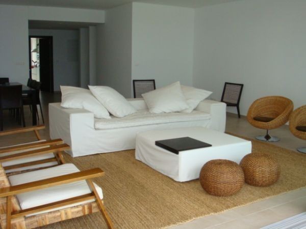 Moderno departamento en alquiler en La Barra construído sobre la playa.