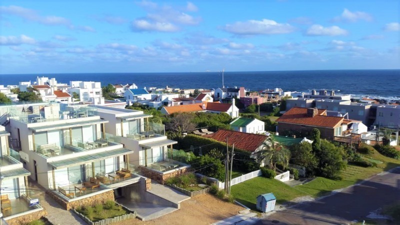 Departamento en alquiler con excelente ubicación sobre La Barra.