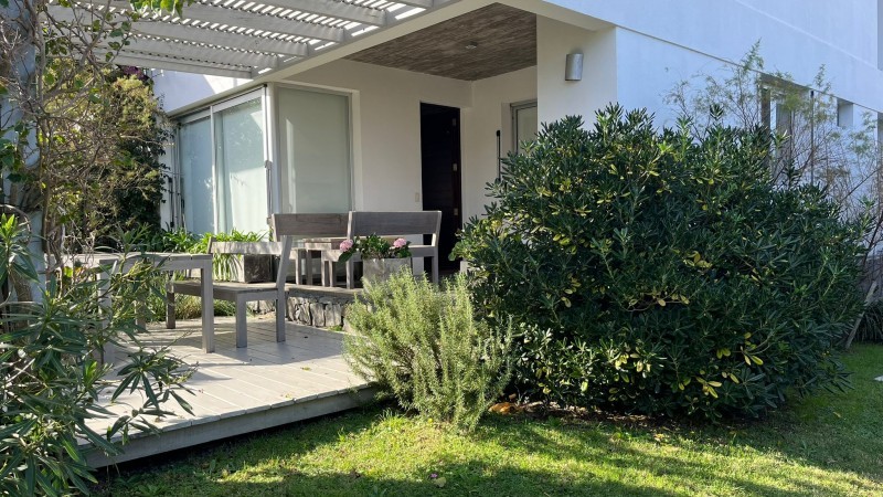Departamento en alquiler en Manantiales con servicio de mucama