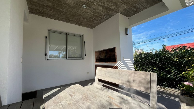 Departamento en alquiler en Manantiales con servicio de mucama